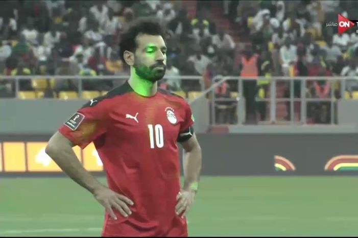 شاهد.. جماهير سنغالية تعتدي على صلاح yXJj_0w50L46PAKW