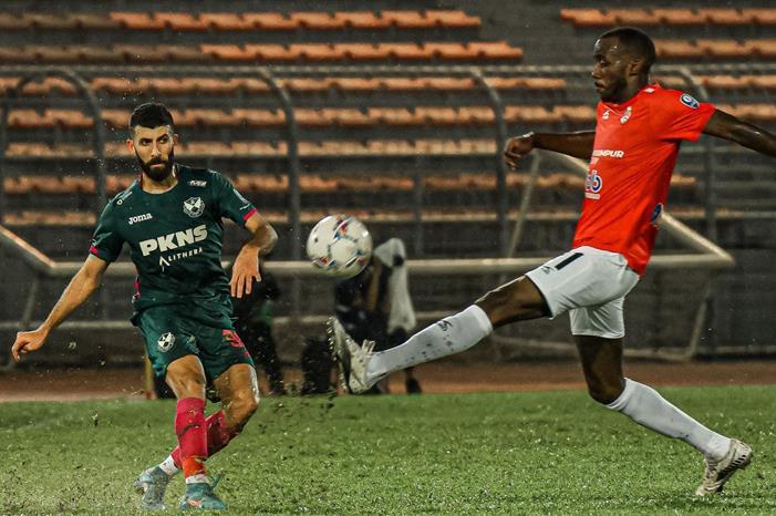 بهاء  ويزن العرب يخوضان مباراتهما الأولى ،، وهداف دورينا يسجل في ماليزيا kl-selangor