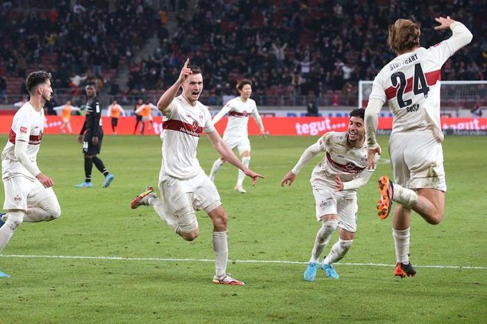 شتوتغارت يطيح ببوروسيا مونشغلادباخ بالدوري الألماني 12-VfB-Gladbach-2122-Teamjubel_00000_frz_1152x648