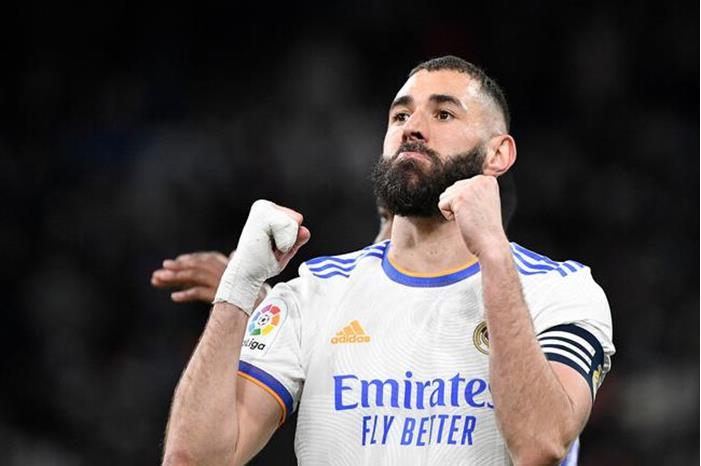 سر الضمادة التي يضعها بنزيما على يده منذ 3 سنوات 6225b18c4236043e98017efe