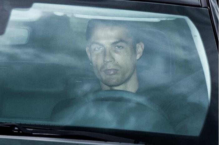 بعد اختفائه المثير للجدل.. رونالدو يعود إلى التدريب (صور) 6227408d4c59b75ff20649f8