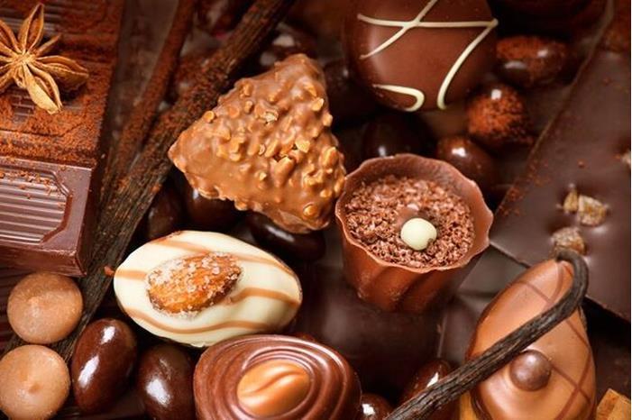 حارس بايرن يهدي زميله شاحنة محملة بالشوكولاتة السويسرية! (فيديو) 6412d7464c59b77e4253726f