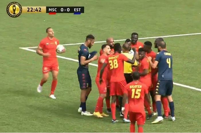 فيديو-إصابة-غريب-يقود-الترجي-التونسي-إلى-ربع-نهائي-دوري