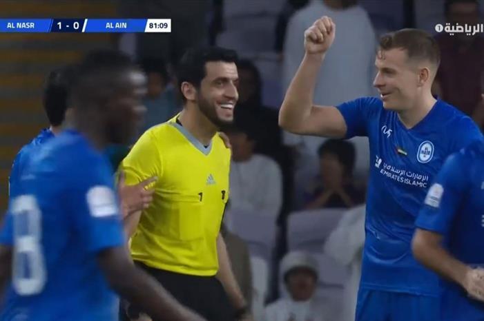 شاهد.. حكم يتحول لمدافع بالدوري الاماراتي 3