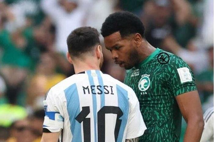 مدافع الهلال السعودي يتعرض لموقف غريب مع أحد الجماهير (فيديو) 641842f7423604017c318664