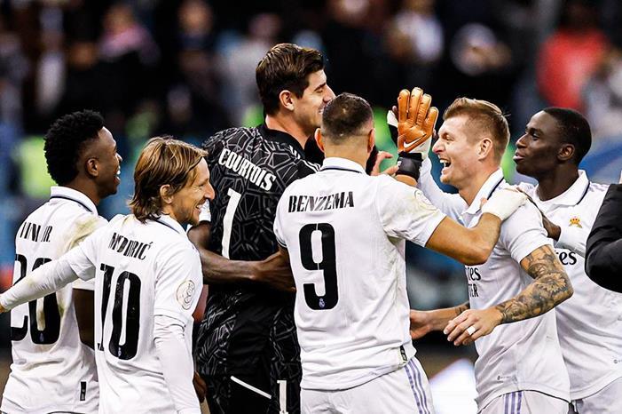 بنزيما وفينسيوس يقودان هجوم ريال مدريد أمام برشلونة 231