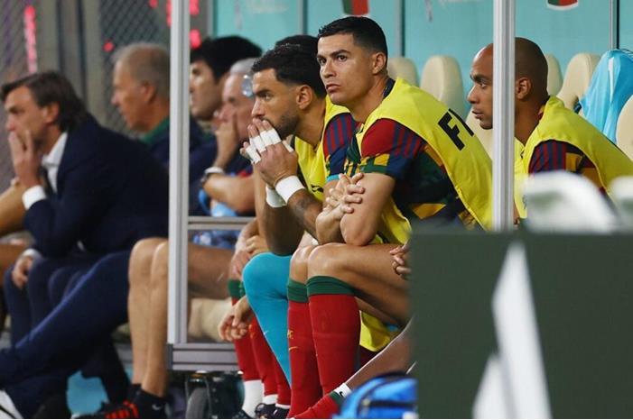 كريستيانو-رونالدو-على-مقاعد-بدلاء-البرتغال-1024x782