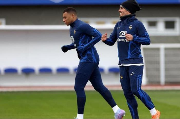 مبابي يستهدف تسوية الخلافات مع جريزمان afp_20230321_20230321-afp_33bt37n_afp