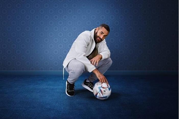 بنزيما يغيب عن تكريم الديوك.. ويرد برسالة 641e24ca4c59b76971433298