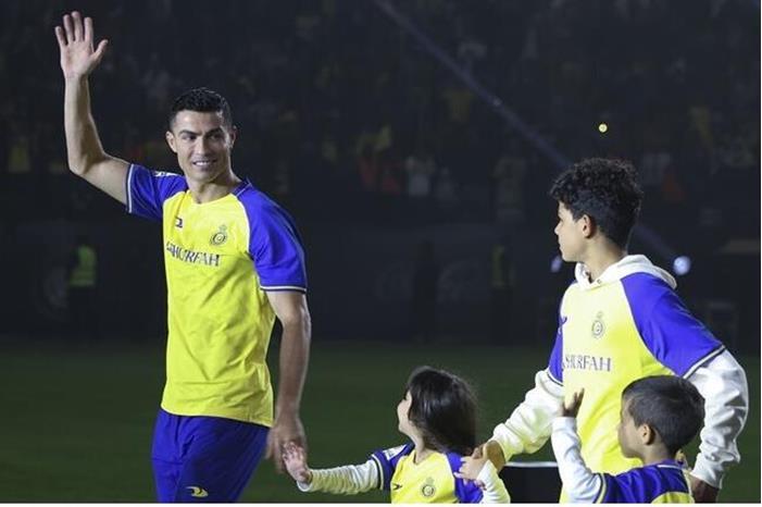كرة القدم أكثر من مجرد لعبة.. نداء إنساني لكريستيانو رونالدو في السعودية 6420a3a74c59b705e96f8233