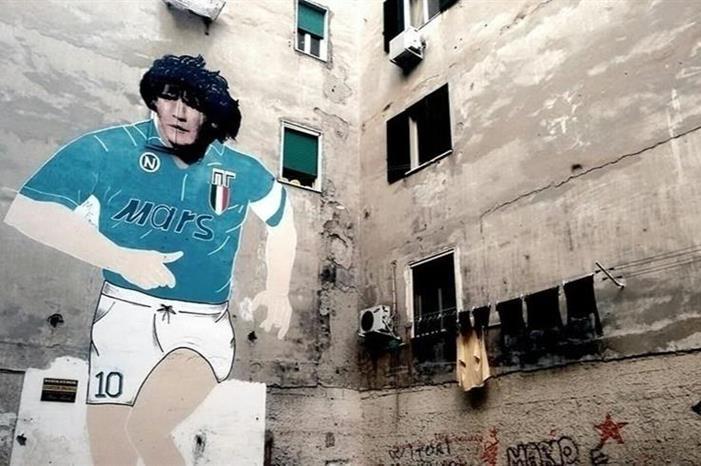 مدينة نابولي تتوشح بالأزرق استعداداً للتتويج بلقب الدوري 2023327163240165L9