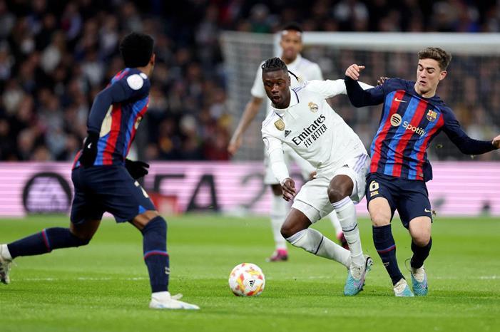 برشلونة يفوز على ريال مدريد بذهاب نصف نهائي كأس الملك FqPcpDzX0AAzxIz