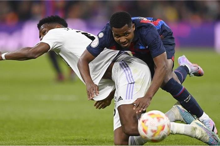 رد فعل غاضب من فاتي تجاه جمهور برشلونة afp_20230303_20230303-afp_33ae6xn_afp