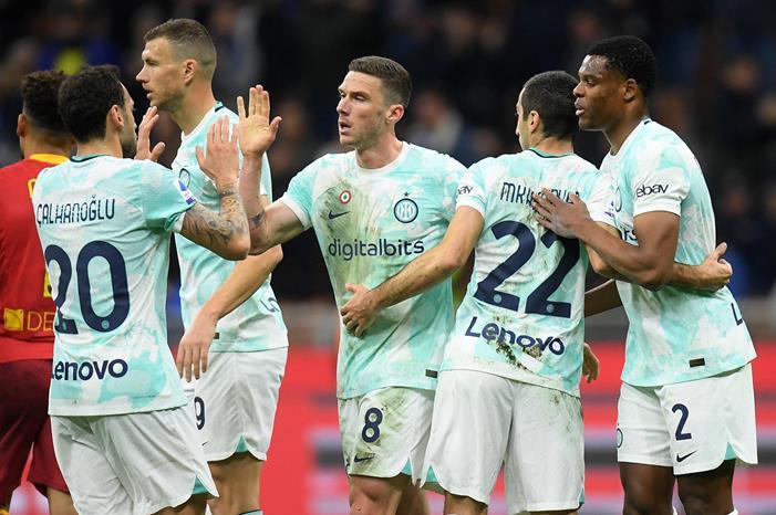 إنتر ميلان يفوز على ليتشي ويحافظ على وصافة الدوري الإيطالي 2023-03-05T173821Z_20146391_UP1EJ351CZUUO_RTRMADP_3_SOCCER-ITALY-INT-LEC-REPORT-scaled