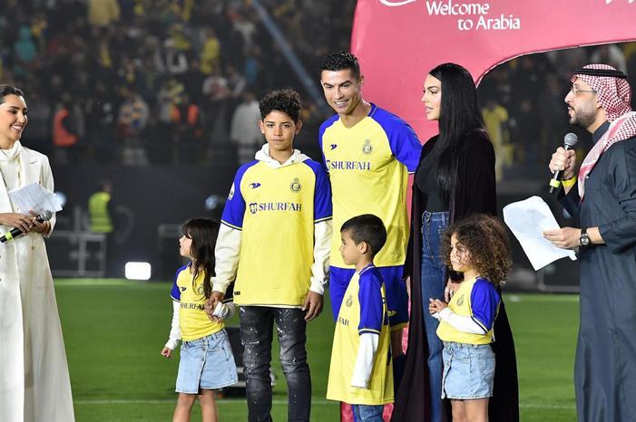 رونالدو يطلب من المحيطين به في السعودية أن يكتموا سره 70 عاما.. فما القصة؟ 1071984269_0_320_3072_2048_1920x0_80_0_0_921535f3b7c0a7cc45eea3107fbbd9ad