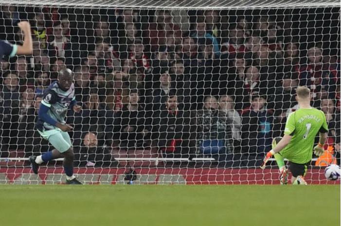 حارس أرسنال يرتكب خطأ فادحا في لقاء برينتفورد (فيديو) 65ed75004c59b76f0622d456