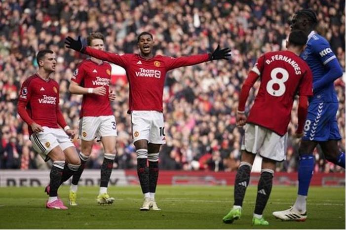 مانشستر يونايتد يهزم إيفرتون ويستعيد نغمة الفوز main_image65ec906447c5a