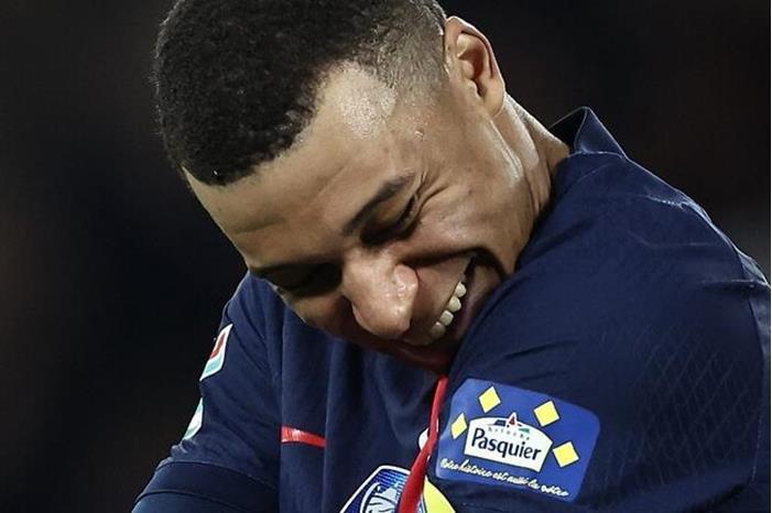 مبابي يقاضي مطعما بسبب  سندويتش كباب 65f29c3c4236042f4b550411