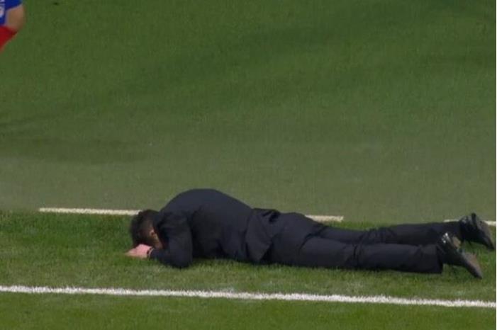 شاهد.. مدرب أتلتيكو مدريد يدخل في نوبة بكاء بعد بلوغ دور الثمانية في التشامبيونزليغ 65f2c1ec4236042f96057938