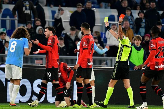 3-حالات-طرد-ومشاجرة-بين-اللاعبين-أحداث-جدلية-في-مباراة