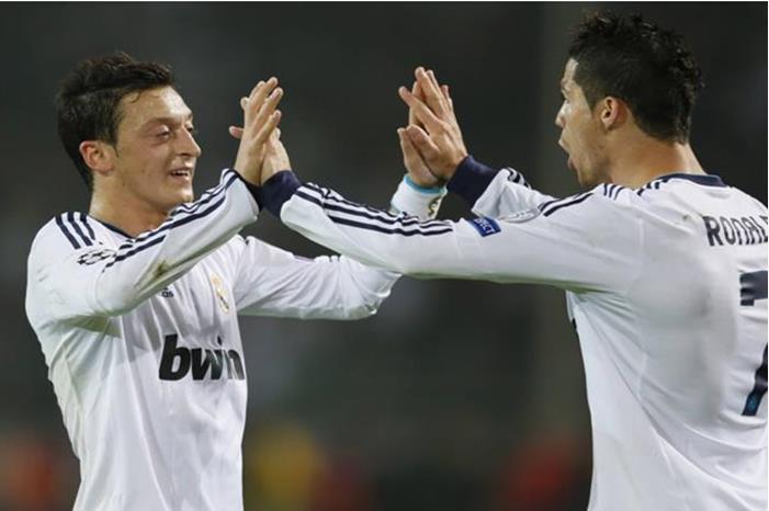 رونالدو يعلق على التحول الجسدي المذهل لأوزيل (فيديو) 65fdc6144236041ffe640a12