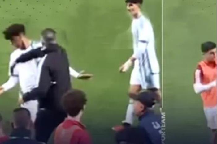 في فيديو صادم.. مدرب منتخب الجزائر يثير ضجة واسعة بصفعه لاعبيه خلال المباراة 65fff968423604753546c7f4