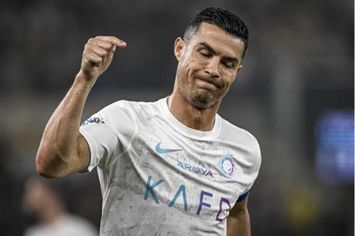 رونالدو يشعل مواقع التواصل بتعليق ساخر من فوز الهلال على الرياض (صورة) 65eb5d974236045ecf5f1dec