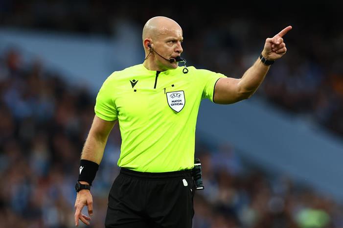 البولندي مارسينياك حكماً لديربي مدريد بدوري أبطال أوروبا referee-szymon-marciniak-gestures-uefa-818305279