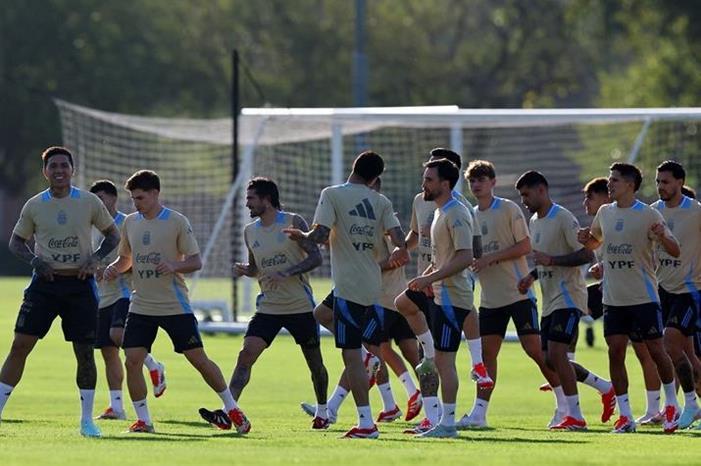 الأرجنتين تجمع الأموال لضحايا الفيضانات بمباراة ودية 20253191432509689L