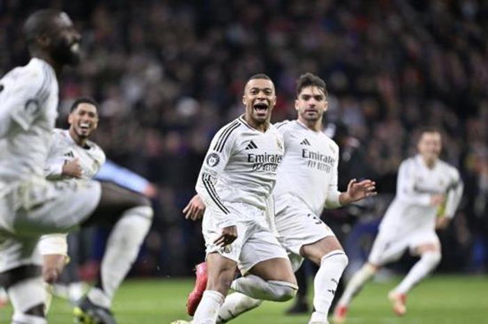 غمزة من والد هويسن لريال مدريد GettyImages-2204179689-1-1