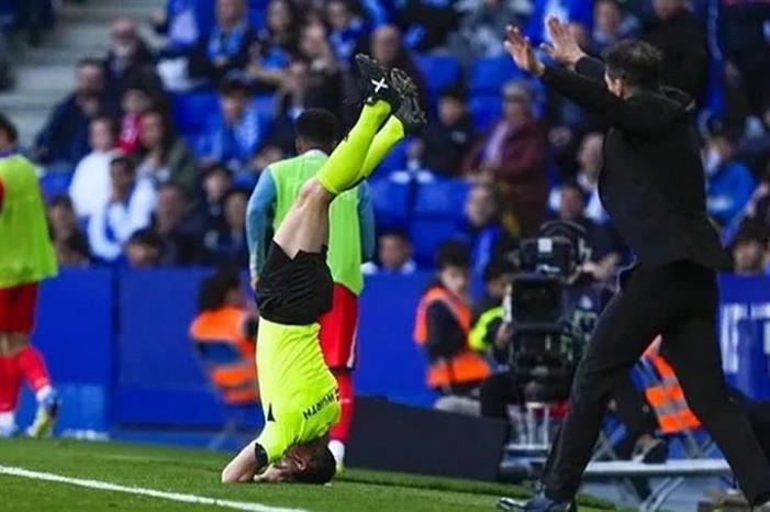 شاهد.. حكم يخطف الأنظار بحركة بهلوانية 2025330112827479P2