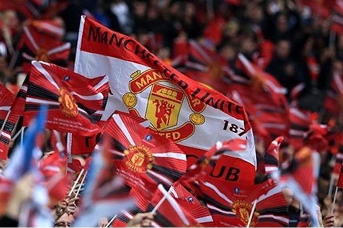 98-144830-manchester-united-fans-team-training_700x400