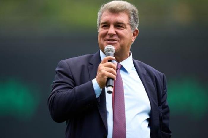 مَكسب كبير ينتظر برشلونة بفضل  النجم البرتغالي السابق للفريق فرانشيسكو ترينكاو. laporta-1