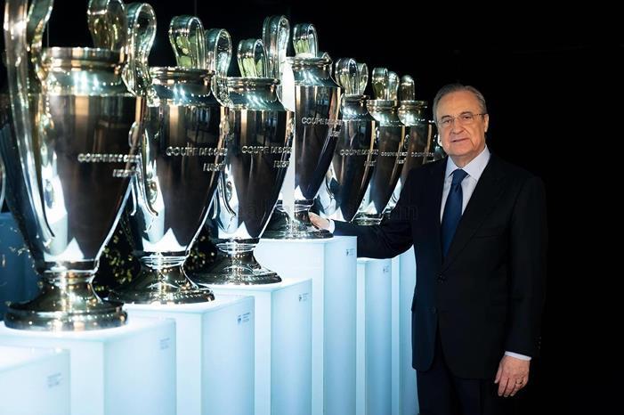 157052-رئيس-نادى-ريال-مدريد-مع-كؤوس-دورى-أبطال-أوروبا