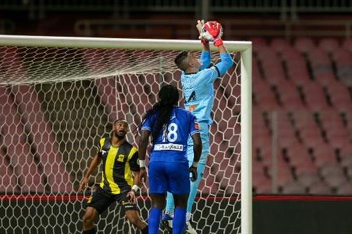 جوميز يواصل إبهار الجمهور بلفتة إنسانية مع نجم الاتحاد E08C541244462