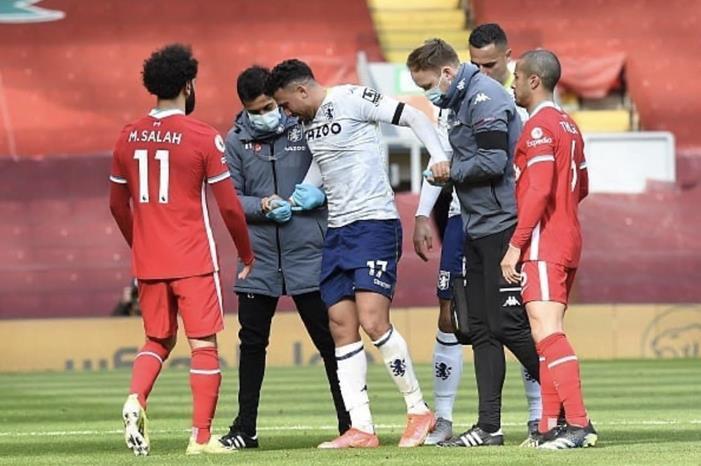 تريزيغيه يبكي.. ومحمد صلاح يطمئن على ابن بلاده Eyotkg7WQAEV4EY