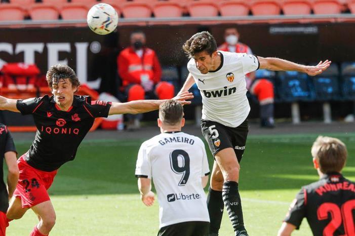 VALENCIA-REAL-SOCIEDAD-Gabriel-Paulista-stops-the-Real