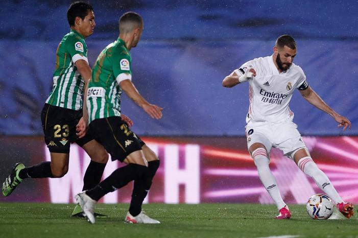 ريال مدريد يواصل نزيف النقاط ،، وهذا ما قاله سيميوني بنزيما-ريال-مدريد-1