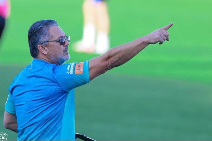 الهلال يستعد لطرد ميكالي..ويفاوض مدرب برتغالي الهلال-السعودي-روجيرو-ميكالي-750x536