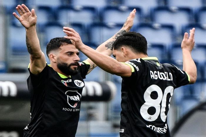 شاهد الفيديو  : هدف مذهل بالدوري الإيطالي GettyImages-1232086220