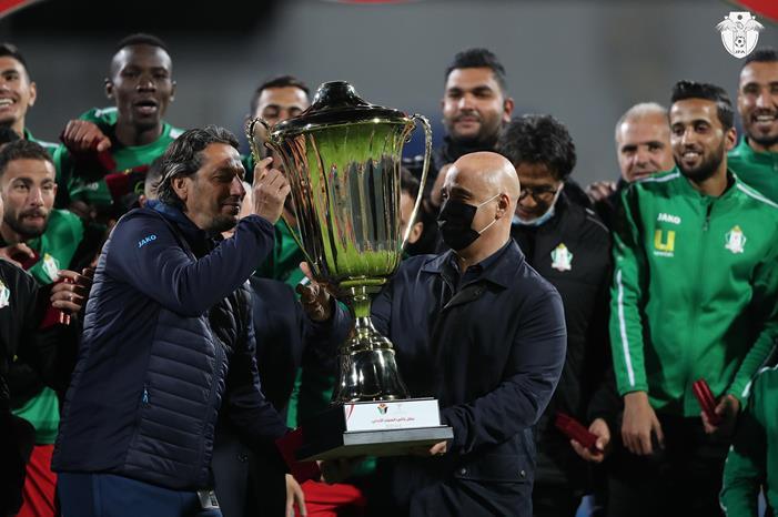 هدية من لاعبي الوحدات للمدرب عبدالله أبو زمع 606a0752a7a12