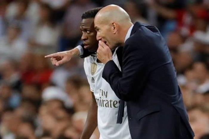 زيدان يحذر الجميع: اتركوا ملك ريال مدريد وشأنه 079EFF6341188