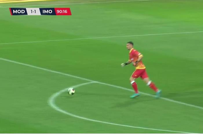 حارس إيطالي يسجل هدفا استثنائيا في وقت قاتل (فيديو) BHrgLWdayHhLRlen