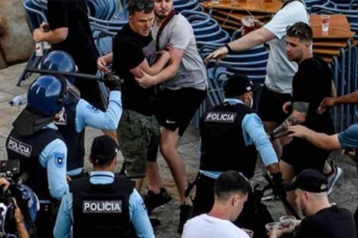 شاهد.. الشرطة الإسبانية تفرّق بين جماهير سيتي وتشلسي 9057a2a8187e845669d16c8ee492ea66