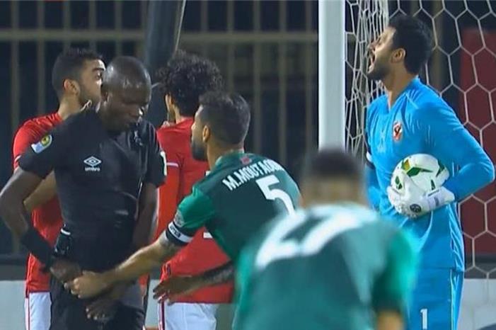 غرامة منتظرة على مدافع الأهلي بعد خناقته مع الشناوي large