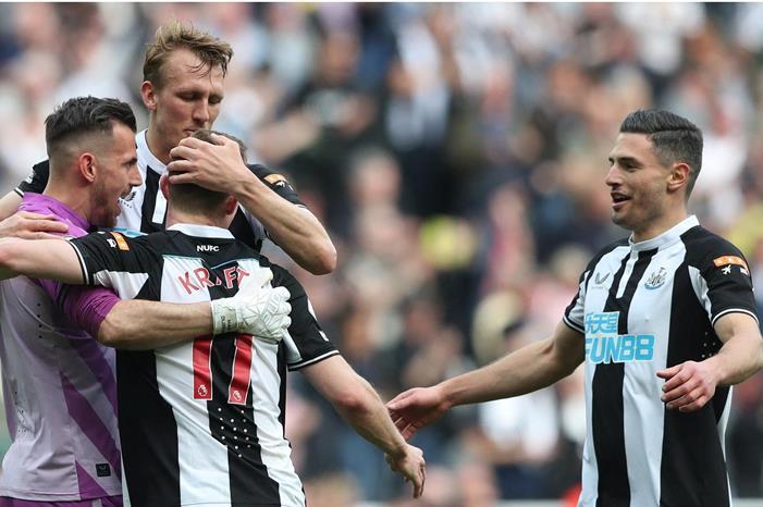 نيوكاسل يحقق فوزا مثيرا على ليستر سيتي بالدوري الإنجليزي FQjw6I8XoAgwTPD