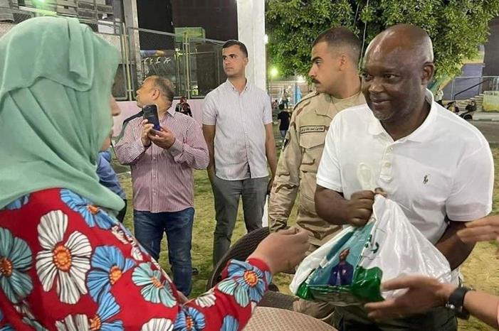 موسيماني يشارك في توزيع مساعدات رمضان على الأهالي في مصر image
