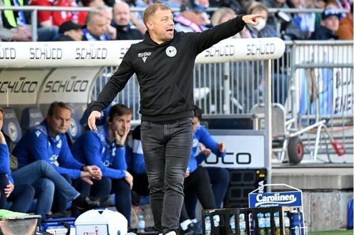 بيليفيلد الألماني يقيل مدربه لتفادي الهبوط 626027d0423604525c26efe2