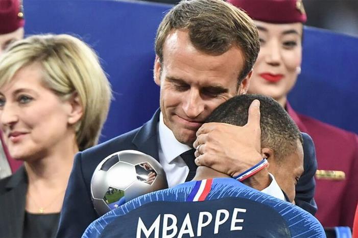 ماكرون يتعهد بـ القتال للإبقاء على مبابي في الدوري الفرنسي macron-and-mbappe