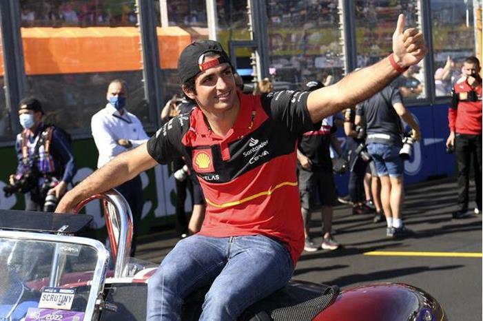 فيراري يمدد عقد سائقه الإسباني ساينز 626128604c59b73e2b7529bb